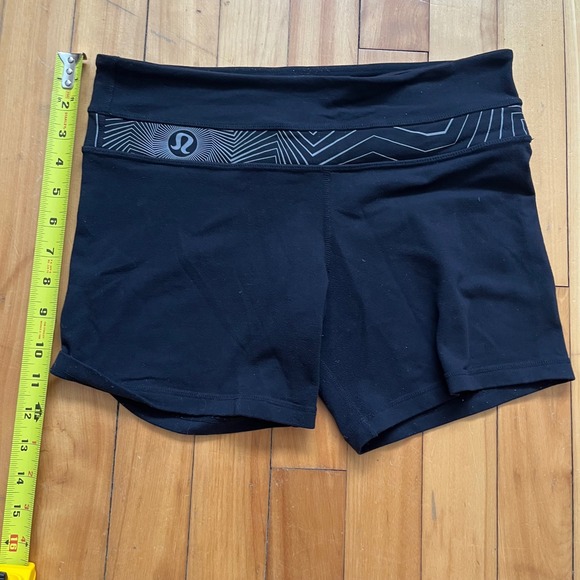 Lululemon Groove Shorts Black Athletic Size 8 Geometric Waistband Logo - Picture 4 of 5